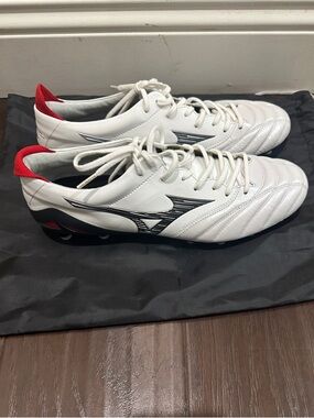 Mizuno White Athletic Soccer Cleats with Black Logo and Red Heel